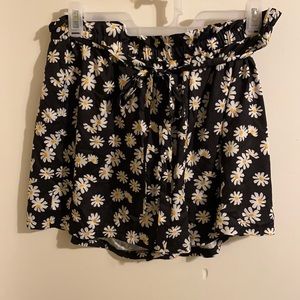 Daisy shorts with tie